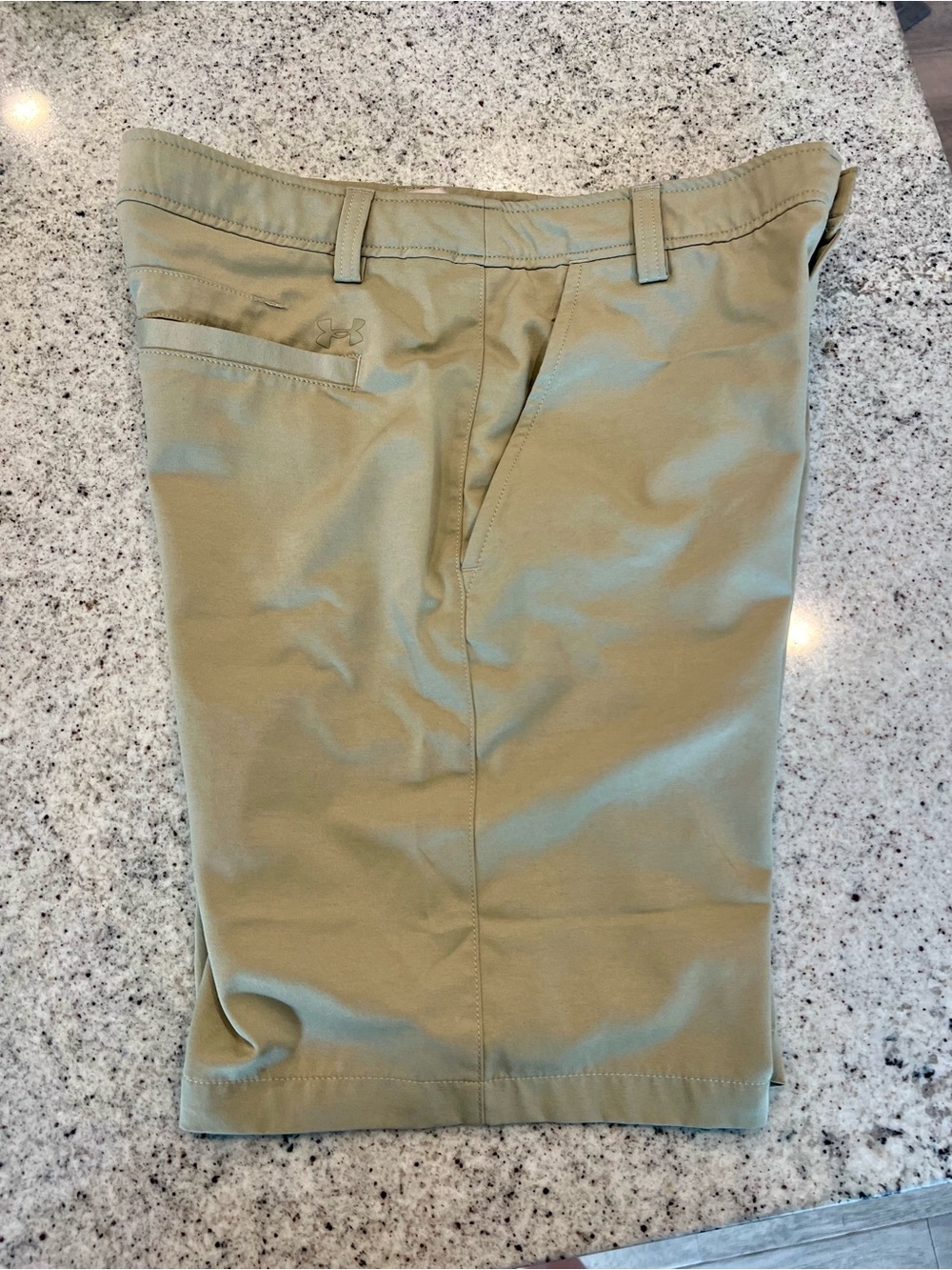 Under Armour Shorts youth large boys khaki